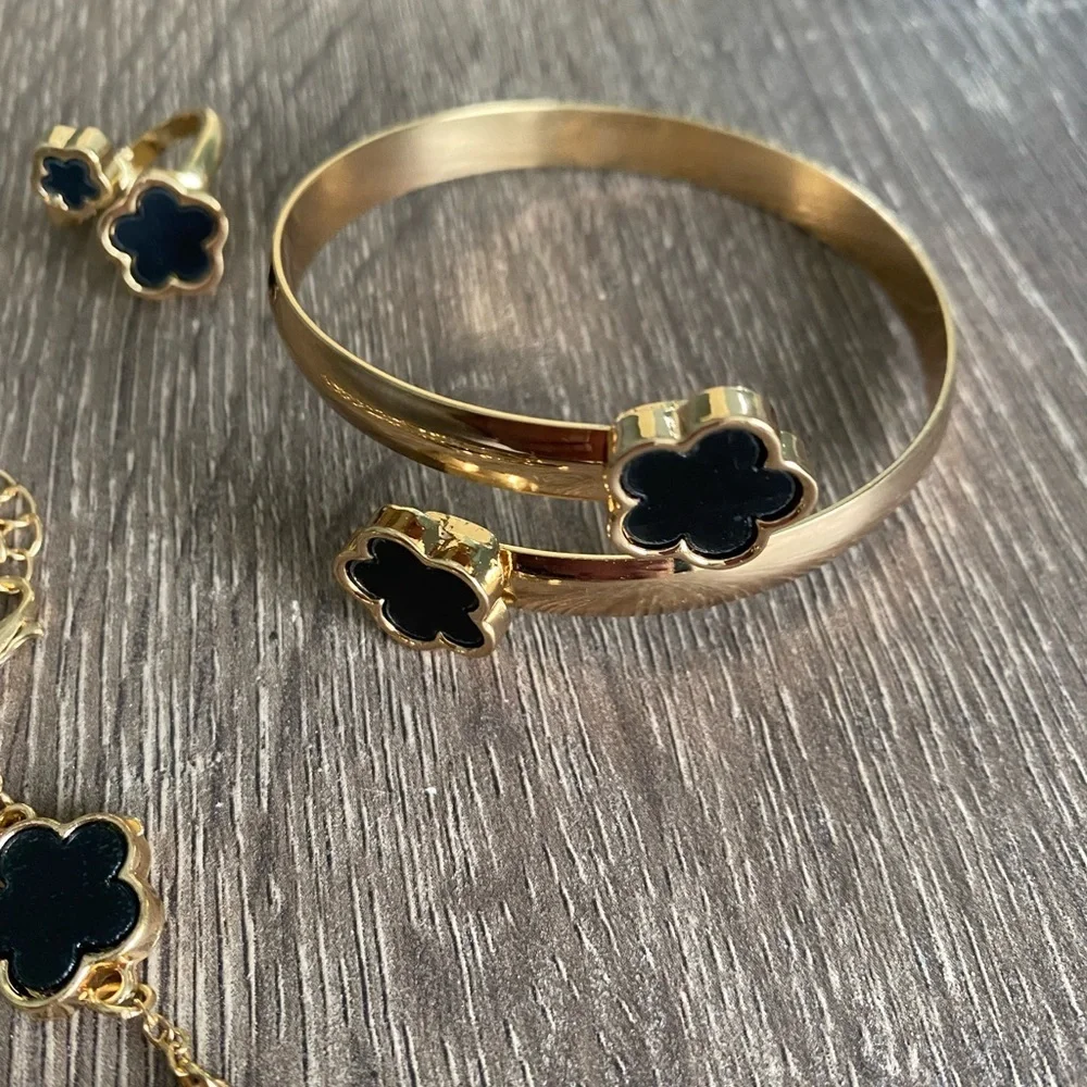 Elegant Black and Gold Clover  Floral Jewelry Set - Picture 8 of 11